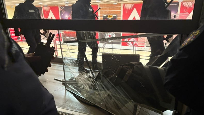 Παρτίζαν: Οι οπαδοί έσπασαν τζάμια εισβάλλοντας στο γήπεδο