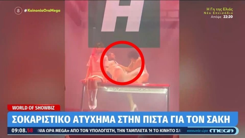 Σοκαριστικό ατύχημα για τον Σάκη Ρουβά: Η στιγμή της πτώσης του από πλατφόρμα στη σκηνή (vid)