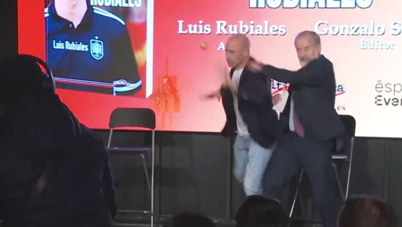 Ρουμπιάλες: Του πέταξαν αυγά κατά την παρουσίαση του βιβλίου του (vid)