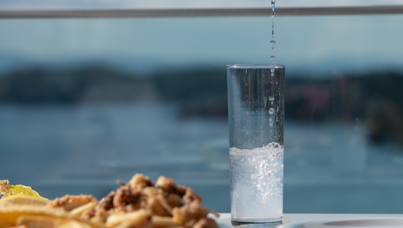 Η «Ηλιαχτίδα»: Το καΐκι που έγινε καμβάς καλοκαιρινών αναμνήσεων από το Ούζο Πλωμαρίου