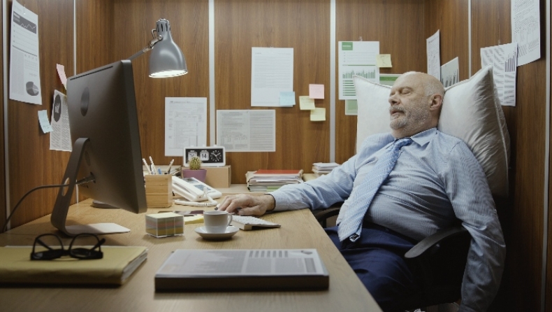 NSDR: Τι ακριβώς είναι η «σιέστα» των 20 λεπτών που σου υπόσχεται έξτρα ενέργεια χωρίς να κοιμηθείς