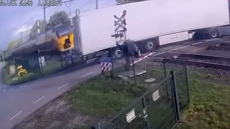 Τρομακτική σύγκρουση τρένου με φορτηγό στην Ολλανδία: Βίντεο ντοκουμέντο από τη στιγμή του τροχαίου