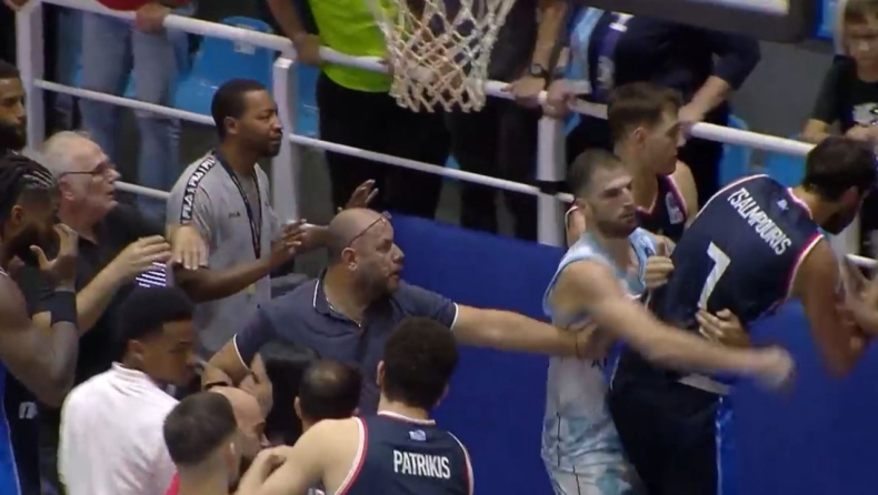 Κολοσσός - Πανιώνιος: Ένταση των παικτών του Πανιωνίου με τους φίλους των γηπεδούχων