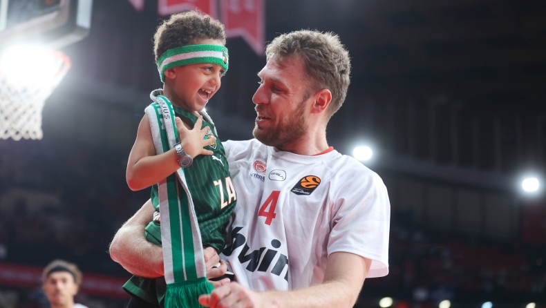 Ολυμπιακός: Ο Βεζένκοβ αγκαλιά με τον γιο του Γουίλιαμς-Γκος 