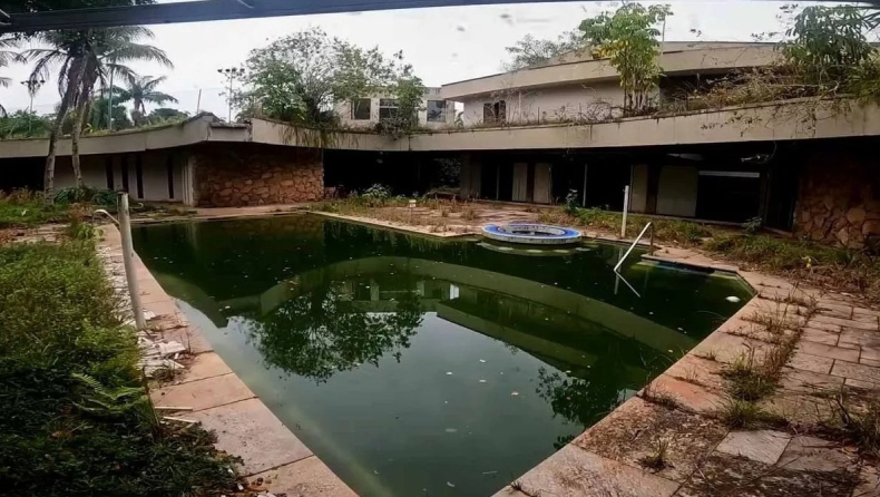 Η εγκαταλελειμμένη βίλα του Πελέ: Γιατί έπεσε από 15,6 σε 6,9 εκατ. ευρώ