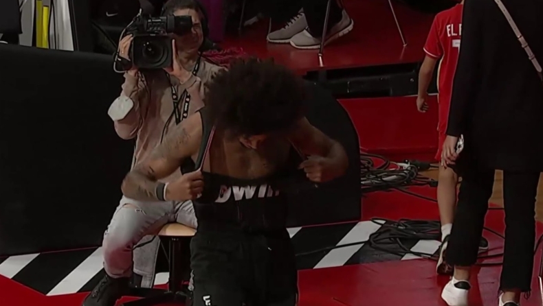 Ολυμπιακός - Ηρακλής: Έξαλλος ο Γουόρντ, έσκισε τη φανέλα του μετά από χαμένο λέι-απ (vid)