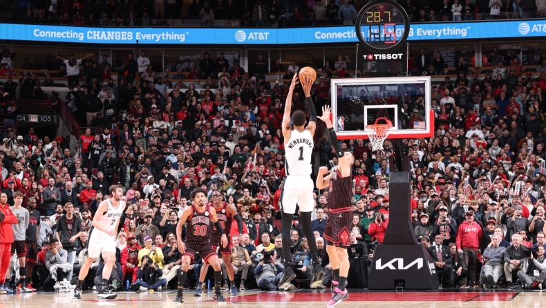 Γουεμπανιάμα: Η clutch τριποντάρα μέσα στο Σικάγο, είχε 18 πόντους στην 4η περίοδο (vid)