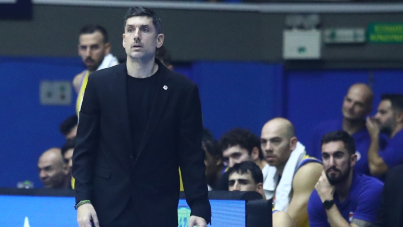 Ο Ξανθόπουλος αναγκάστηκε να διακόψει τις δηλώσεις του λόγω... αποθέωσης: «Μπορεί να ήταν λάθος για τον Σάκοτα το τάιμ-άουτ, αλλά...»