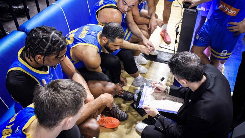 Περιστέρι: «Φωτίζει» τα Χριστούγεννα στο γήπεδο