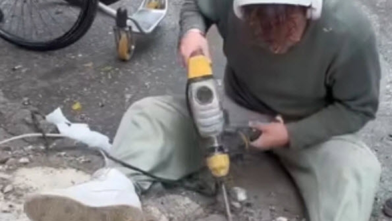 Θεσσαλονίκη: ΑμεΑ έφτιαξε ράμπα με τα ίδια του τα χέρια