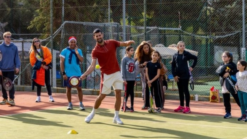 O Tζόκοβιτς... έπαιξε τη τηγάνι σε χριστουγεννιάτικη γιορτή στο Καβούρι