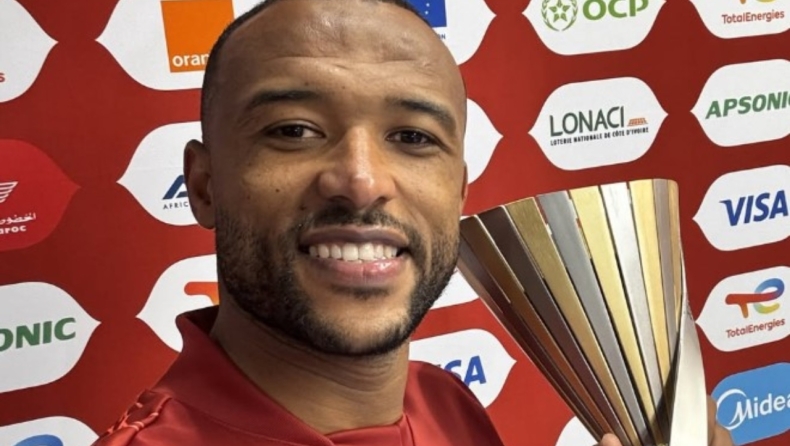 Ολυμπιακός: Περιχαρής με το τρόπαιο του MVP ο Ελ Καμπί, like από τους Πειραιώτες