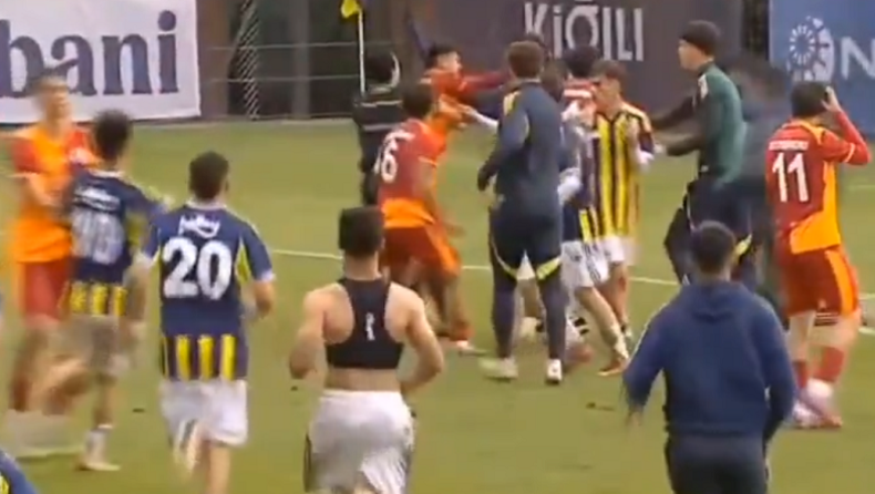 Φενέρμπαχτσε - Γαλατάσαραϊ: Άγριο ξύλο με... μπουκέτα στο ντέρμπι της Κ19! (vid)
