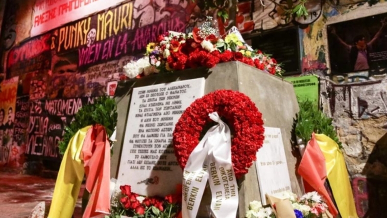 Εξάρχεια: Συγκέντρωση στο μνημείο του Αλέξανδρου Γρηγορόπουλου μετά τα χθεσινά επεισόδια