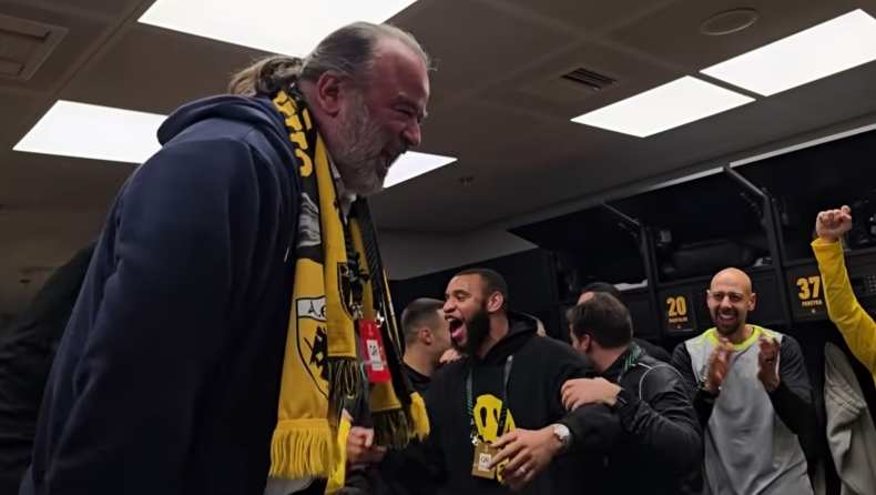 ΑΕΚ: Αποθέωση Ηλιόπουλου πάνω σε τραπέζι με «Ωωωω Super Mario» και πριμ: «Κι άλλα, είναι Χριστούγεννα», του έλεγαν