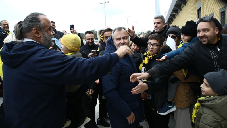 ΑΕΚ: Ο Ηλιόπουλος πήγε στα Σπάτα, είδε το φιλικό και μοίρασε ευχές