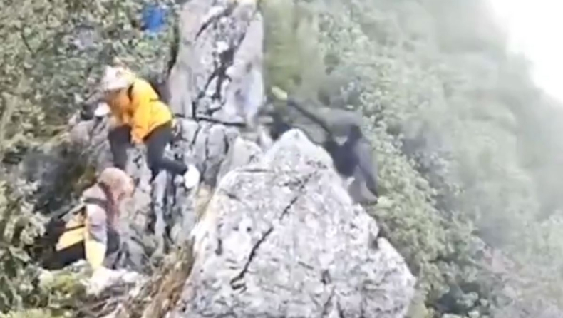 Τουρίστας γλίστρησε από γκρεμό 40 μέτρων προσπαθώντας να βγάλει selfie: Σοκάρει το βίντεο