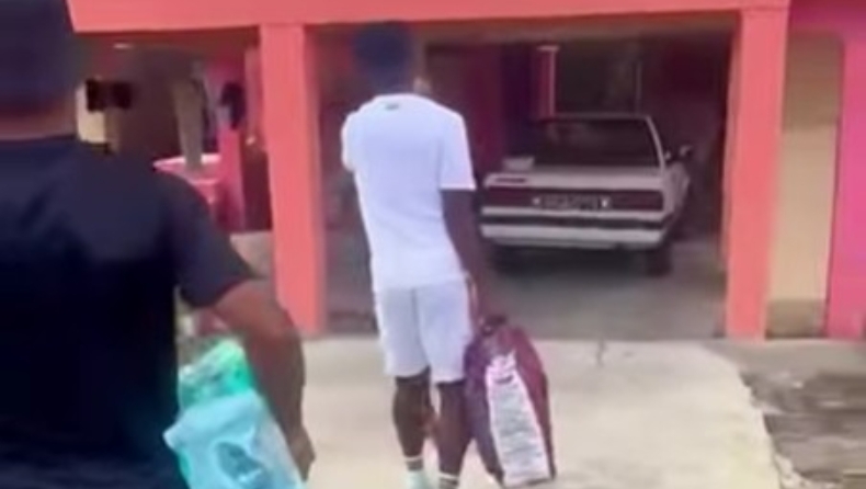 Λιβάι Γκαρσία: Μοίρασε τρόφιμα σε οικογένειες που έχουν ανάγκη