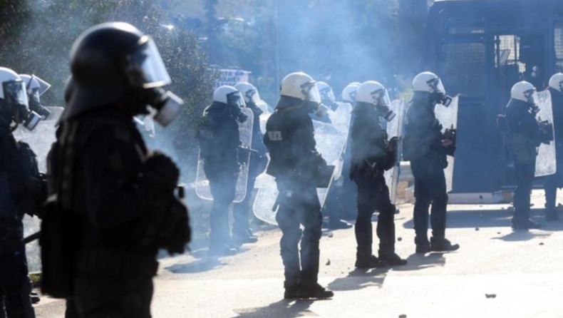 Κρήτη: Για εγκληματική οργάνωση οι αγρότες που έσπασαν την περίφραξη του αεροδρομίου και περιπολικά