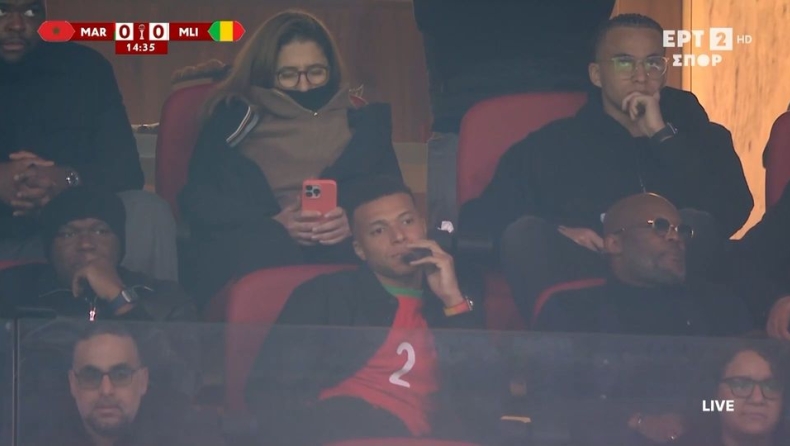 Μπαπέ: Παρακολουθεί την «παρέα» του Ελ Καμπί με φανέλα Μαρόκου (vid)