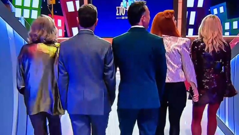 Η αγαπημένη παρέα επιστρέφει: Κυκλοφόρησε το πρώτο teaser του «Παρά Πέντε» (vid)