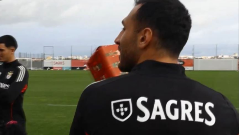 Παυλίδης: Χάρισε δώρα και χαμόγελα σε μικρά παιδιά! (vid)