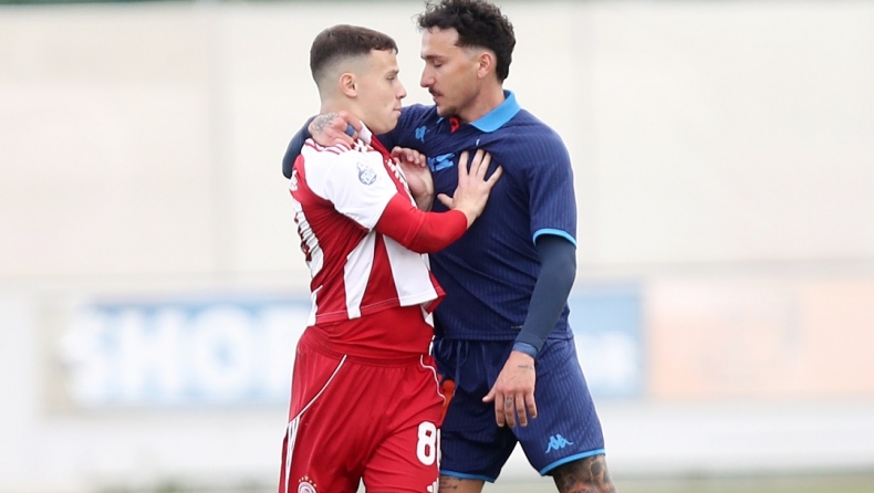 Ολυμπιακός Β': Η στιγμής της έντασης ανάμεσα σε Πνευμονίδη και Γερολέμου