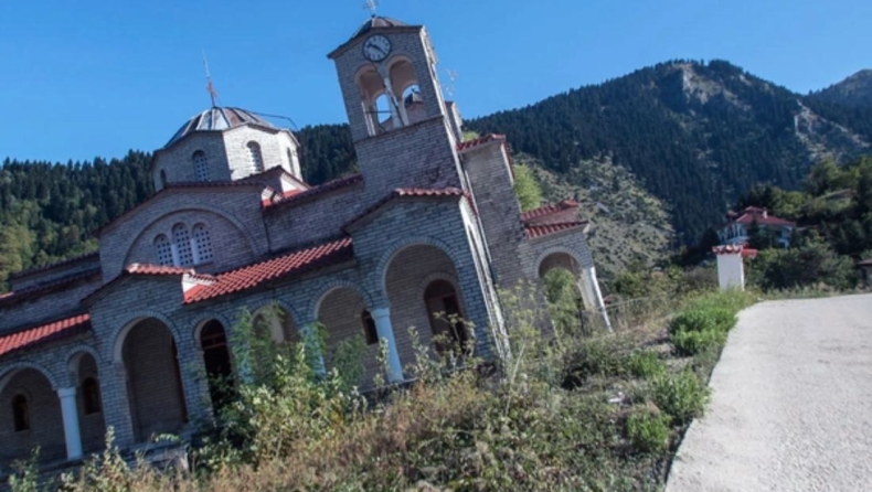 Το ελληνικό χωριό που βουλιάζει: Η εκκλησία μοιάζει με τον Πύργο της Πίζας