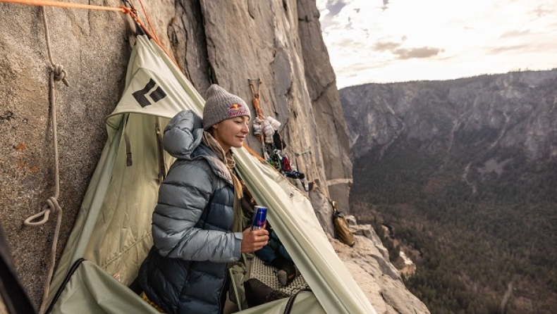 Η Red Bull αθλήτρια, Sasha DiGiulian, είναι η πρώτη γυναίκα που πραγματοποιεί ελεύθερη ανάβαση στη μεγαλύτερη διαδρομή του El Capitan, στο Γιοσέμιτι