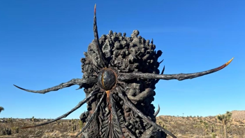 Ανατριχιαστική κατασκευή με «νεκρά» σώματα στη μέση της ερήμου