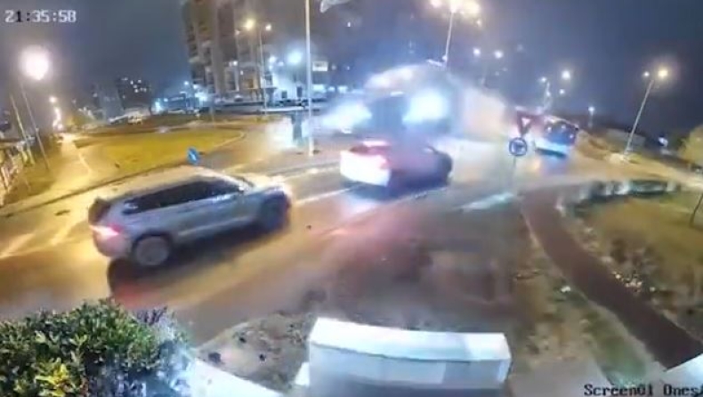 Τρομακτικό τροχαίο: Mercedes εκτοξεύτηκε και πέρασε πάνω από άλλα ΙΧ (vid)