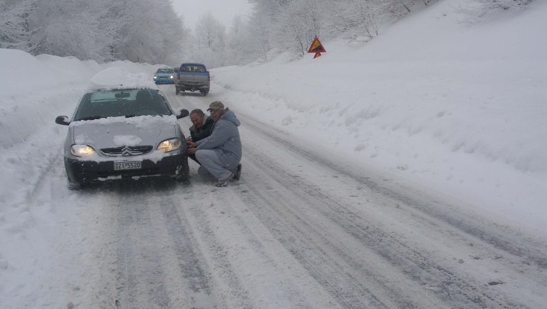 Αντιολισθητικές αλυσίδες: Πώς να τις τοποθετήσετε σωστά (vid)