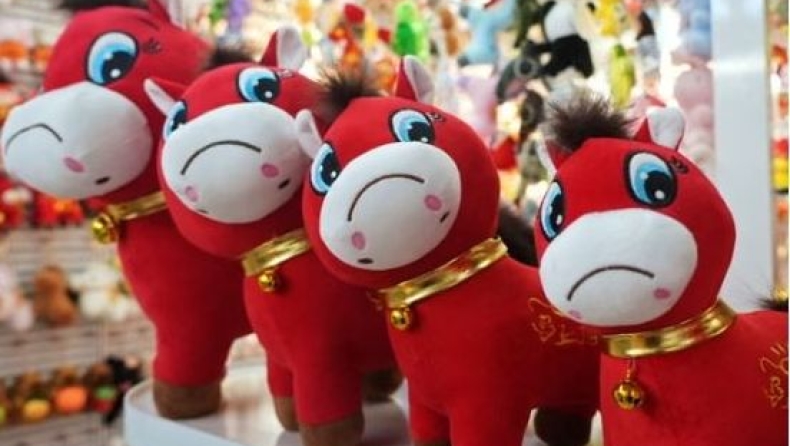 Το ελαττωματικό λούτρινο αλογάκι που έγινε viral στην Κίνα: Όταν το burnout απέκτησε πρόσωπο