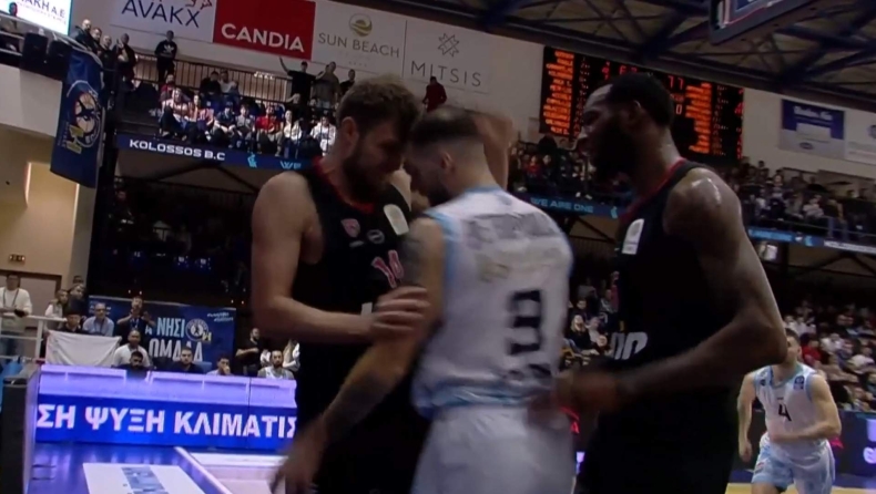 Κολοσσός - Ολυμπιακός: Μπουνιές ανάμεσα σε Βεζένκοφ και Πετρόπουλο - Ο παίκτης του Κολοσσού τον έσπρωξε στη βάση της μπασκέτας!