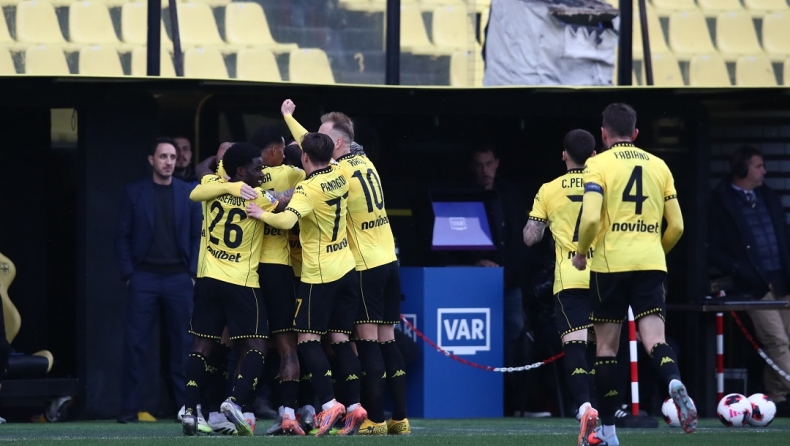 Άρης - Παναιτωλικός: Μία αγκαλιά οι παίκτες των «κιτρίνων» με τον Χιμένεθ μετά το 1-0 (vid)