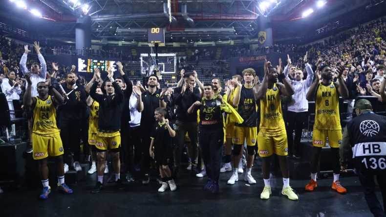 ΑΕΚ: Το... πάρτι του κόσμου με τους παίκτες μετά τη νίκη επί της Άλμπα