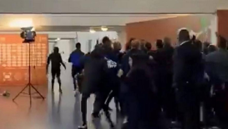 Χάος στο Κόπα Άφρικα: Οι παίκτες της Αλγερίας κυνήγησαν τον διαιτητή στα αποδυτήρια (vid)