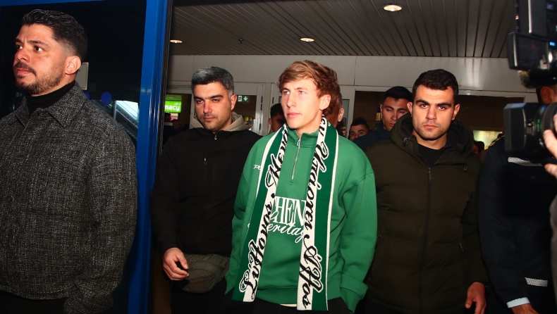 Αντίνο: Ηρθε με τη μητέρα και τον κολλητό του, τέσσερις μάνατζερς και δύο σωματοφύλακες στο αεροδρόμιο 