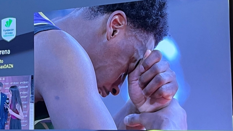 Η απόλυτη σκηνή του Σαββατοκύριακου: Ο Όντιγκε της Μάλαγα έχασε τη μητέρα του, έβαλε 20 πόντους και ξέσπασε σε κλάματα στον πάγκο