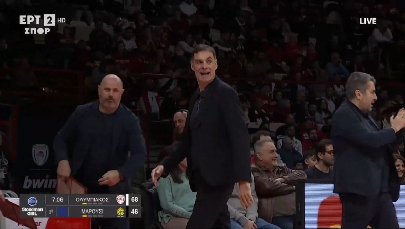 Ολυμπιακός - Μπαρτζώκας: Έξαλλος Μπαρτζώκας με τις πάσες πίσω από την πλάτη των παικτών του (vid)