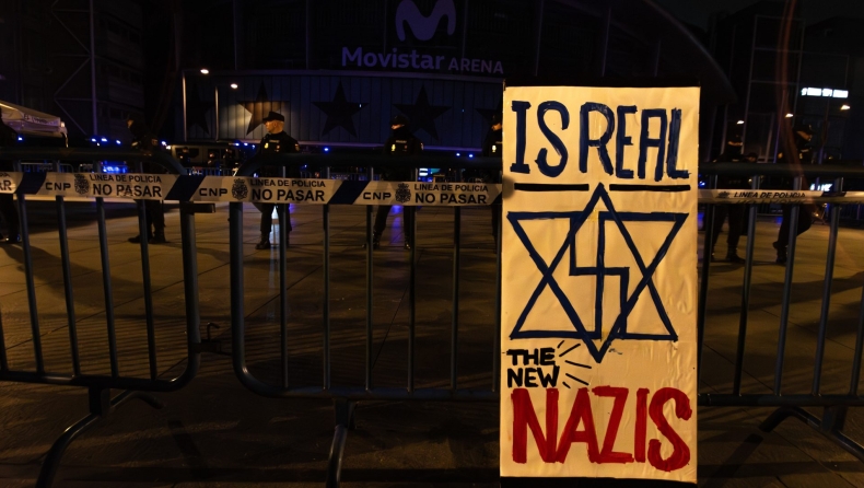 Ρεάλ - Μακάμπι: Διαδηλωτές άλλαξαν το αστέρι της σημαίας του Ισραήλ με σβάστιγκες