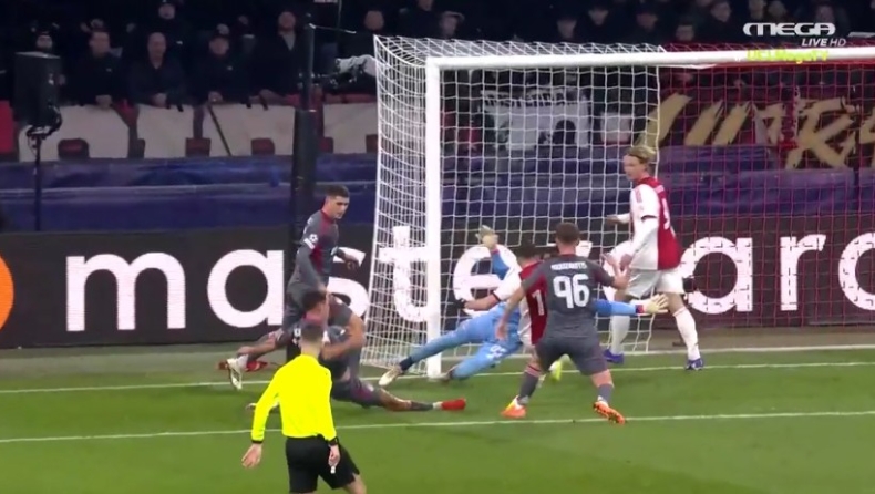 Άγιαξ - Ολυμπιακός: Φοβερό τάκλιν του Έσε σε σουτ του Γκλουκ από τη μικρή περιοχή