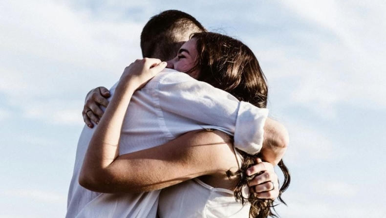 2 «ενοχλητικές» συνήθειες που αποδεικνύουν ότι ο σύντροφός σου σε αγαπάει πραγματικά