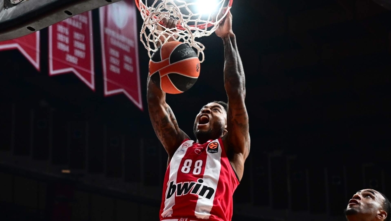 Τζόουνς: Τα δύο εμφατικά καρφώματα με τη φανέλα του Ολυμπιακού!