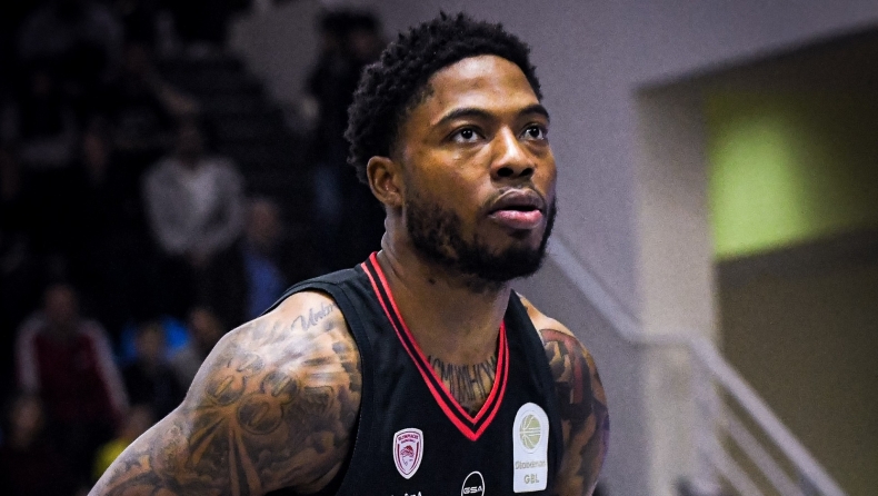 Ολυμπιακός: Πρόβλημα με Τζόουνς - Αισθάνθηκε ενοχλήσεις στον μηρό