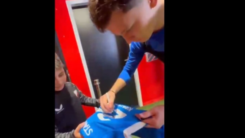 Καρέτσας: Το βίντεο που υπογράφει φανέλα στον ανηψιό του Μπάρκα