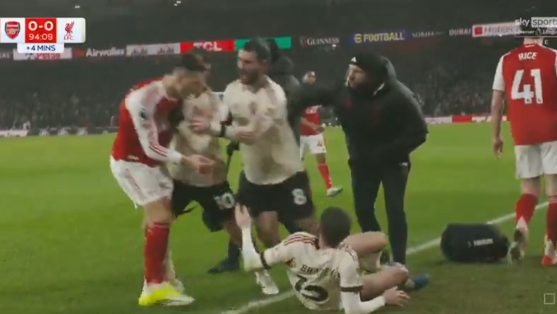 Χαμός με την κίνηση του Μαρτινέλι να σπρώξει τον τραυματία Μπράντλεϊ εκτός γηπέδου: «Είσαι ηλίθιος»