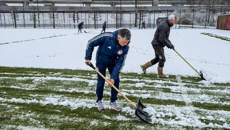 Ο Μεντιλίμπαρ πήρε το φτυάρι και βοήθησε να απομακρυνθεί το χιόνι για να αρχίσει η προπόνηση
