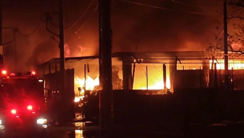 Μεγάλη φωτιά με εκρήξεις σε εργοστάσιο με πλαστικά στο Μενίδι: Ολονύχτια μάχη με τις φλόγες