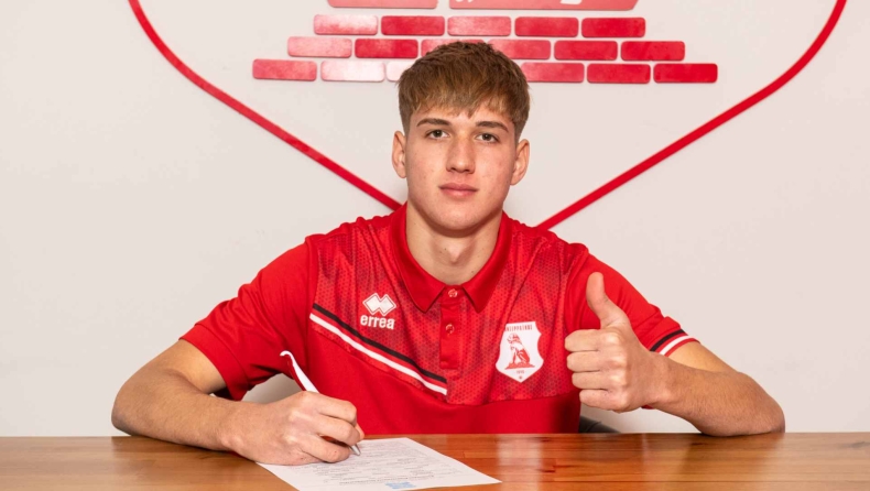 Πανσερραϊκός: Επαγγελματίας ο Μόμτσιος